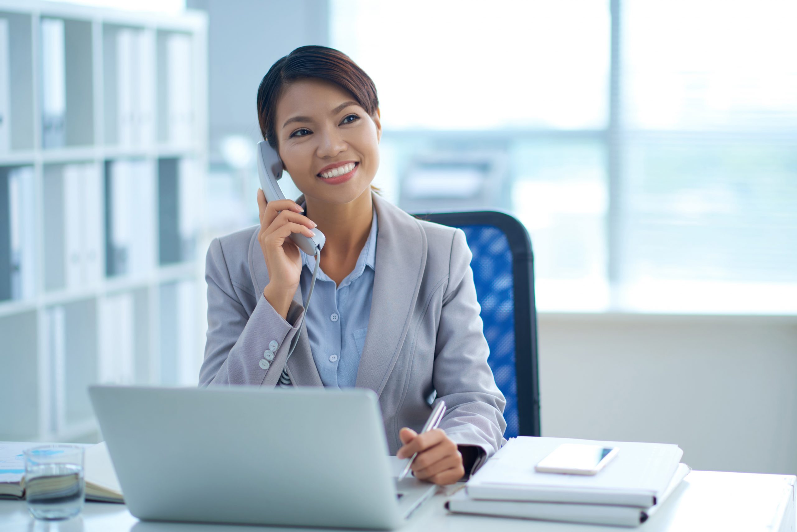 Консультация по телефону картинки. PRESSFOTO. Office woman. Advice photo.